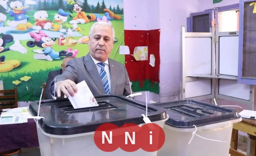 رئيس الهيئة الوطنية للصحافة يدلي بصوته في انتخابات مجلس الشيوخ 2025