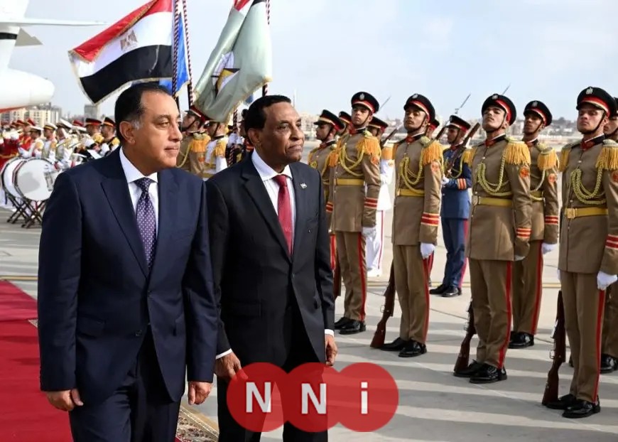 رئيس الوزراء يستقبل نظيره السوداني في مطار القاهرة الدولي