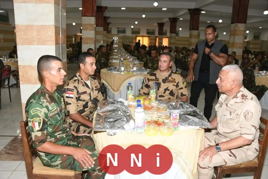 وزير الدفاع يلتقي مجموعة من مقاتلي الصاعقة والمظلات