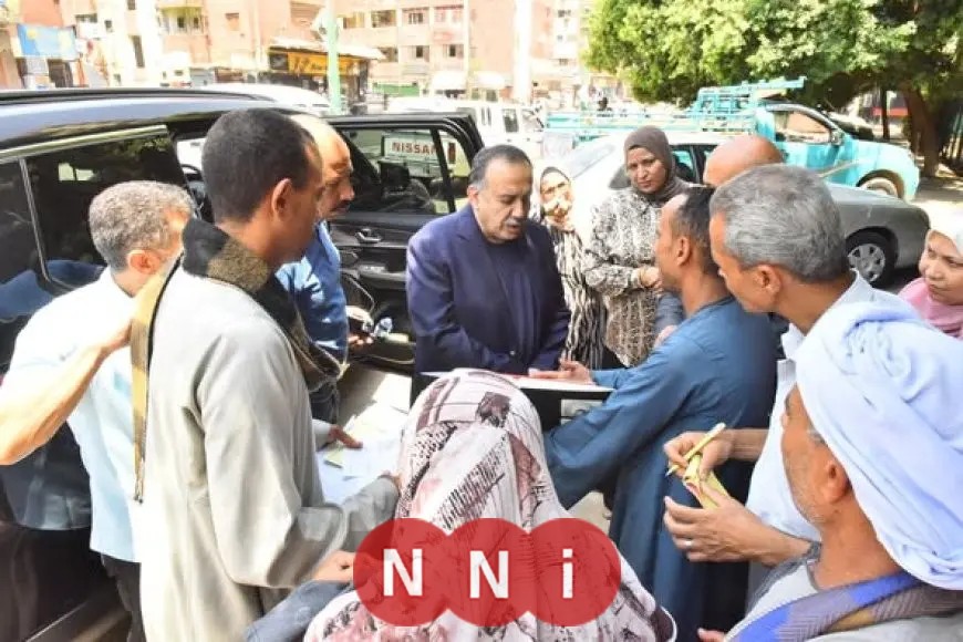 محافظ أسيوط يوجه بعلاج طفلة رضيعة مريضة على نفقة الدولة خلال جولة تفقدية التقى فيها والدها