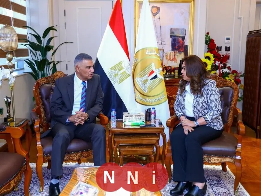 وزيرة التنمية المحلية تناقش مع محافظ أسوان مبادرة “حياة كريمة” والموجة الـ 27 لإزالة التعديات