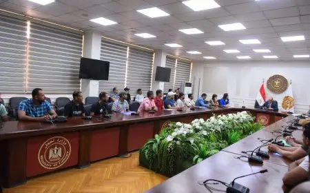 وزير العمل يوزع عقود عمل لشباب في الإمارات والبوسنة والهرسك