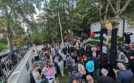 المئات يشاركون في وقفة شموع في بودابست تكريمًا لأرواح 20,000 فلسطيني