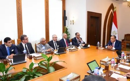 وزير الخارجية يعقد اجتماعاً مع قيادات الوزارة لمتابعة تحسين العمل والأداء المؤسسي
