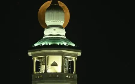 شاهد | ظاهرة خسوف القمر في سماء مكة المكرمة