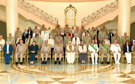 رئيس الوزراء يكرم مجموعة من القادة الذين أخلصوا في الخدمة بالقوات المسلحة