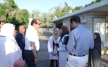 نائب وزير الصحة والسكان يزور وحدتي صحة “55” ووحدة صحة “الأسرة المنيرة” في الخارجة