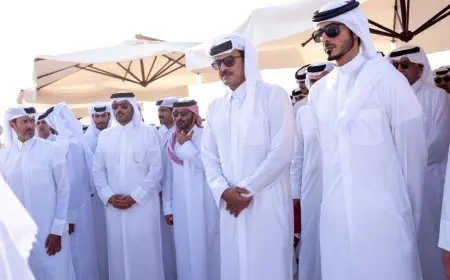أمير قطر يتقدم صلاة الجنازة على شهداء الهجوم الإسرائيلي في الدوحة