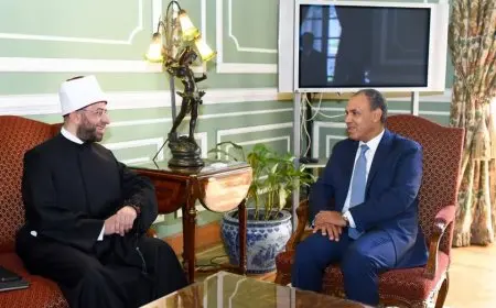 وزير الخارجية ووزير الأوقاف يناقشان تعزيز التعاون في خدمة المصلحة الوطنية