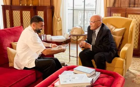 محمد صلاح يشارك صورة رائعة مع الأسطورة مجدي يعقوب