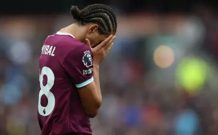 مدرب بيرنلي يساند حنبعل المجبري بعد الخسارة أمام ليفربول