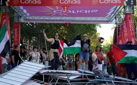 احتجاجات ضد إسرائيل تتسبب في إيقاف مبكر لسباق الدراجات في إسبانيا