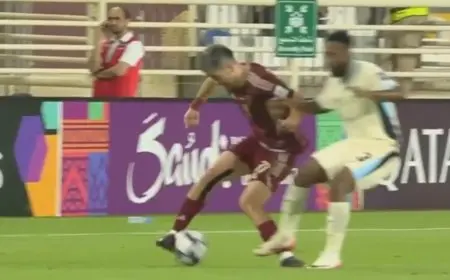 خروج مهند الشنقيطي خلال مباراة مثيرة بين الوحدة والاتحاد في دوري أبطال آسيا