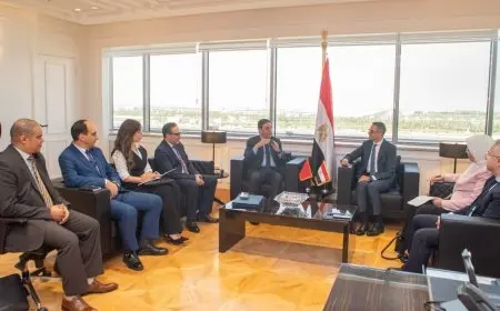 وزير الاستثمار يلتقي الوزير المغربي لمناقشة تعزيز العلاقات الاقتصادية بين البلدين