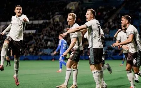 غريمسبي يتألق مجددًا ويواصل مغامرته المثيرة في كأس الرابطة بعد الإطاحة بمانشستر يونايتد