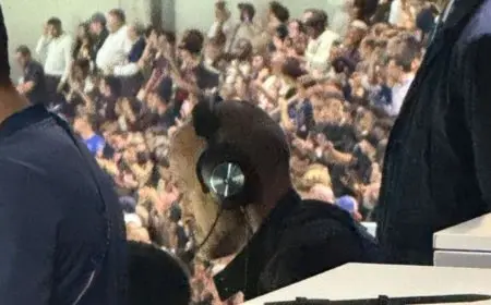 لويس إنريكي يقود فريقه من المدرجات بأسلوب مدربي الرغبي