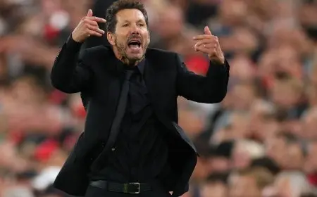 مشادة حامية بين سيميوني ومشجع ليفربول من زاوية لم ترها من قبل