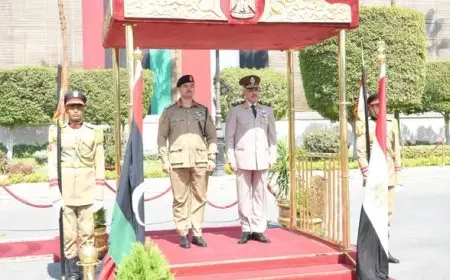 الفريق أحمد خليفة يجتمع برئيس الأركان العامة للجيش الليبي لتعزيز التعاون العسكري