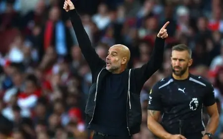 جوارديولا يصدم الحكم الرابع بتقبيلة غير متوقعة في مباراة سيتي وأرسنال