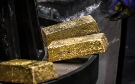 الذهب يستمر في الارتفاع بدعم من توقعات خفض الفائدة الأمريكية مرتين إضافيتين