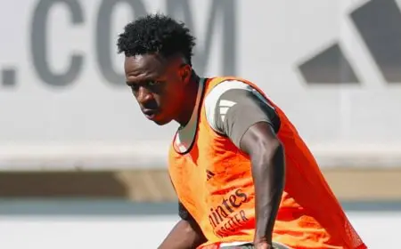 وكيل فينيسيوس يجتمع مع ريال مدريد بشكل مفاجئ لحل أزمة اللاعب المرتقبة