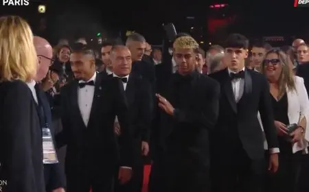 جماهير حفل الكرة الذهبية تهاجم وفد برشلونة بعبارات مُهينة