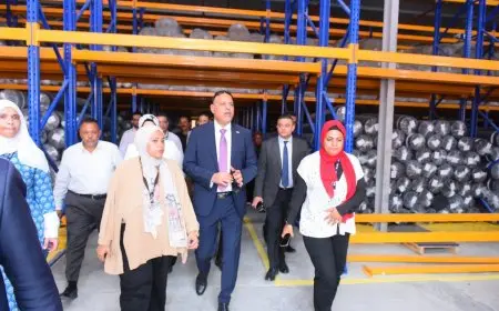 وزير العمل يختتم جولته بالسويس بزيارة شركة بلازا للملابس الجاهزة