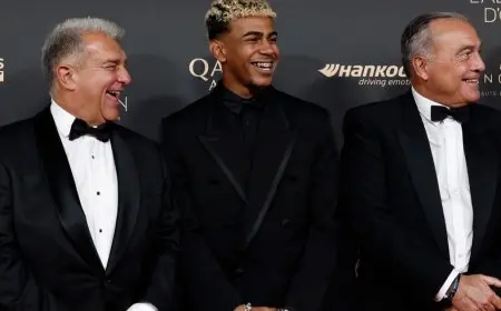 يامال يحتفل بعثة برشلونة في باريس بتوزيع البرغر للجميع