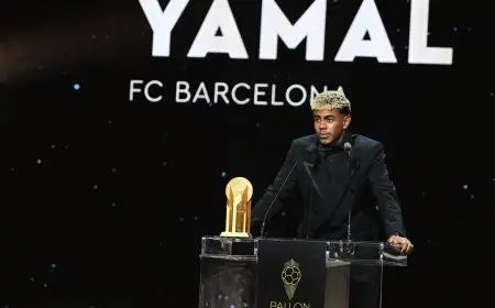 لامين يامال يتوج بجائزة الكرة الذهبية لأفضل لاعب شاب عالمي