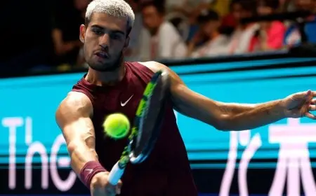 ألكاراز يتحدى الإصابة ويتقدم في بطولة طوكيو للتنس