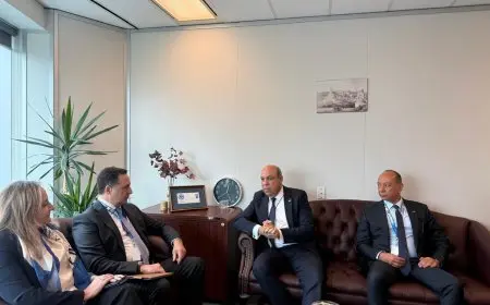 وزير الطيران المدني يناقش مع الوفد اليوناني تعزيز التعاون في التكنولوجيا المستدامة والسلامة الجوية