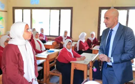 وزير التعليم يتبادل الآراء مع طالبات الثانوية بالغربية حول المناهج ونظام الامتحانات في البكالوريا