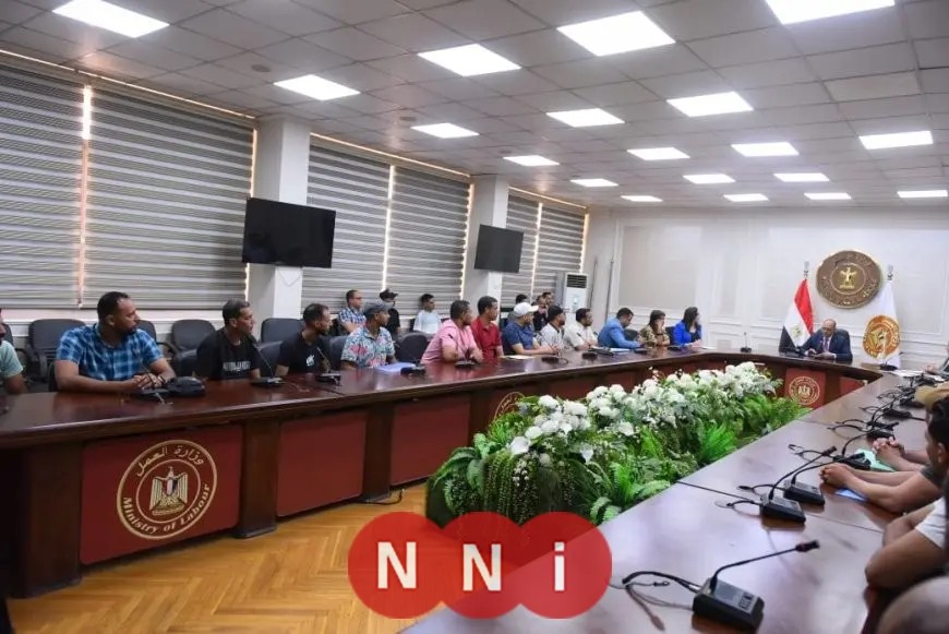 وزير العمل يوزع عقود عمل لشباب في الإمارات والبوسنة والهرسك
