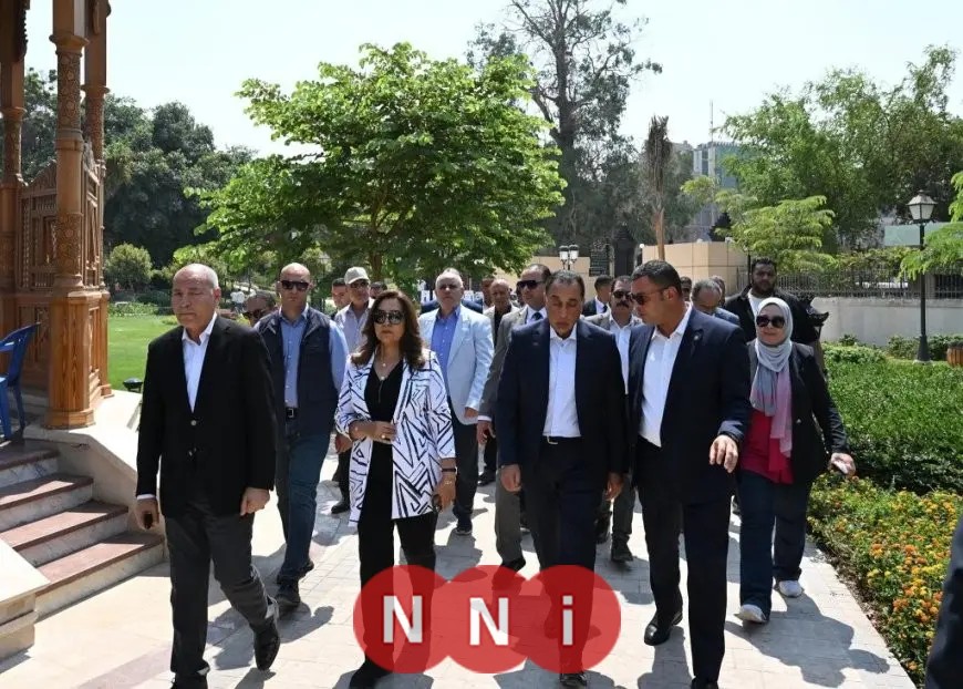 مدبولي يوزع العقود على مستفيدي الأكشاك المنتقلين من سور الأزبكية