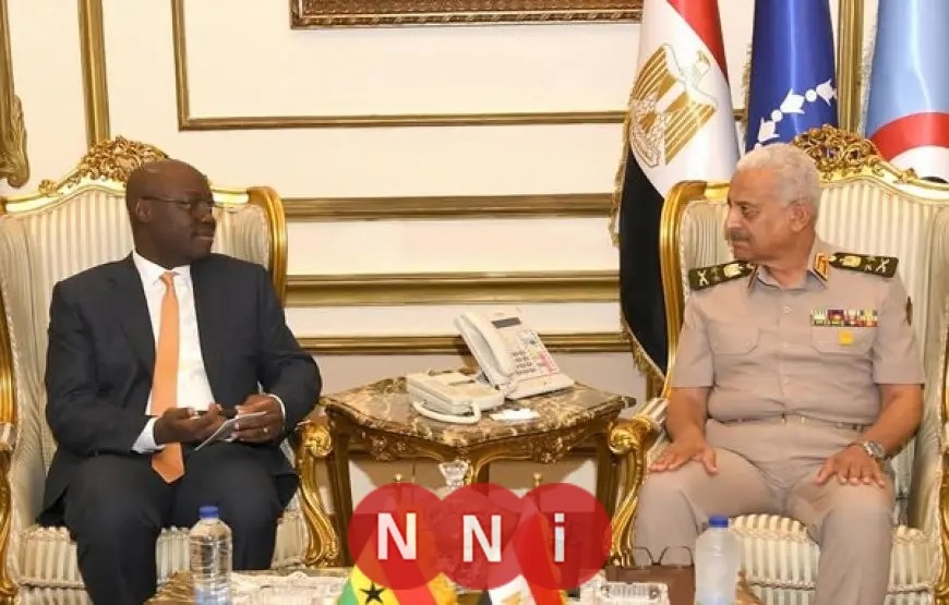 الفريق أول عبدالمجيد صقر يلتقي بوزير الدفاع بالإنابة لجمهورية غانا