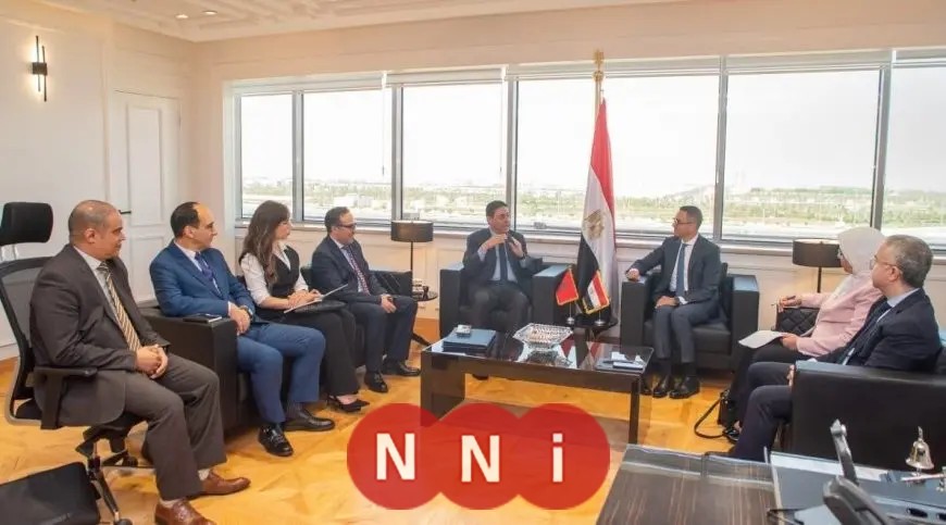 وزير الاستثمار يلتقي الوزير المغربي لمناقشة تعزيز العلاقات الاقتصادية بين البلدين