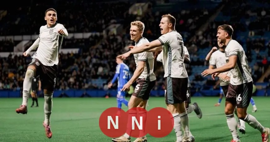 غريمسبي يتألق مجددًا ويواصل مغامرته المثيرة في كأس الرابطة بعد الإطاحة بمانشستر يونايتد