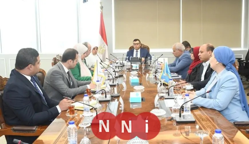وزير الإسكان يراجع معايير وضوابط إعلانات الطرق العامة لزيادة التنظيم والسلامة