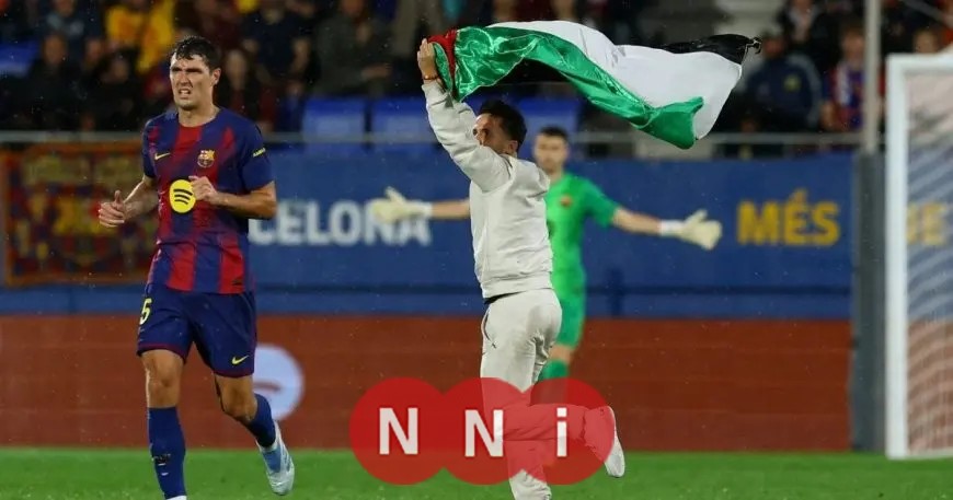 مشجع يقتحم ملعب مباراة برشلونة وخيتافي رافعاً علم فلسطين أثناء تسجيل الهدف
