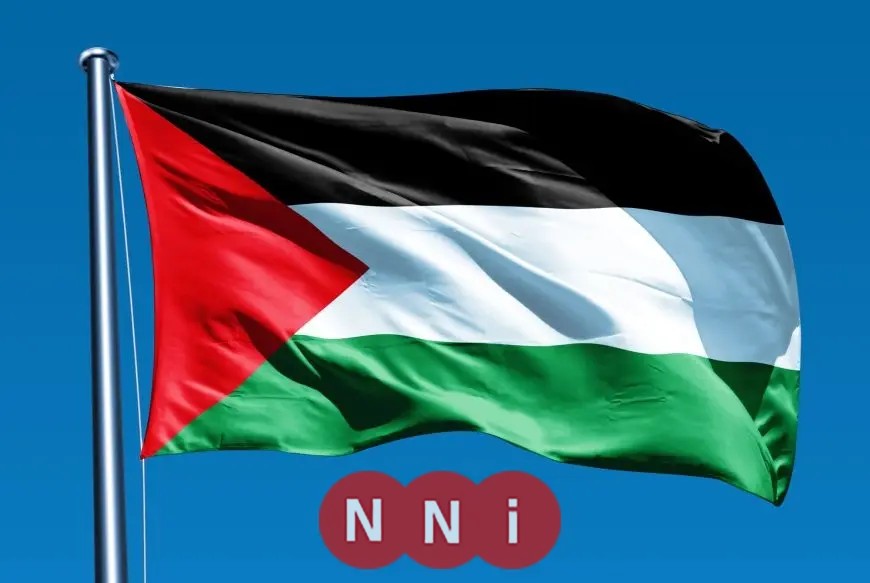 رفع العلم الفلسطيني بفخر على سفارة فلسطين في لندن