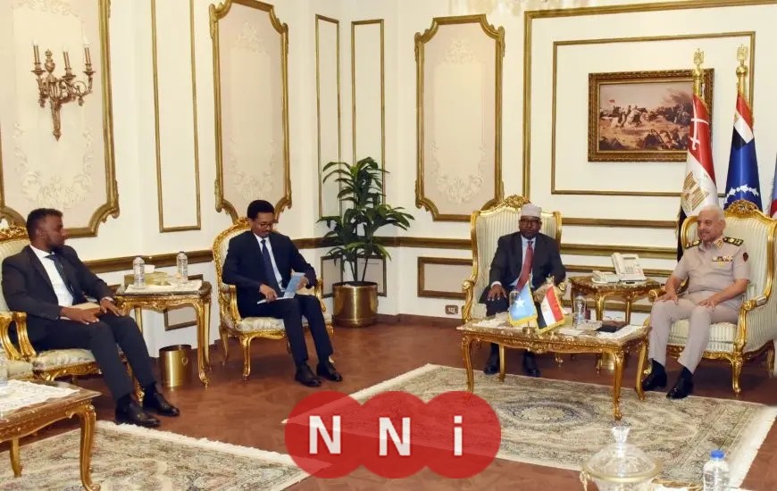 وزير الدفاع يناقش تعزيز التعاون العسكري مع نظيره الصومالي