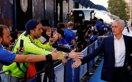 مورينيو يتلقى هدية فريدة في إنجلترا تعيد له ذكريات الماضي