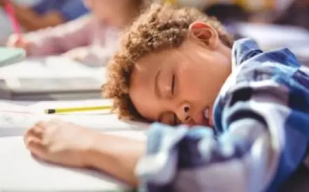 أسباب نوم الطفل في الفصل وكيفية الحفاظ على صحته النفسية والتعليمية السليمة