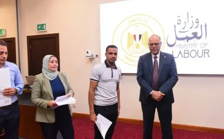 وزير العمل يوزع عقود عمل جديدة للمتقدمين في قطاع الزراعة بالأردن