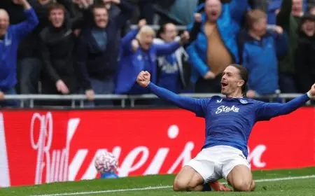 غريليش يشيد بلاعب بالاس ويصف أداء إيفرتون في الشوط الأول بالمروع