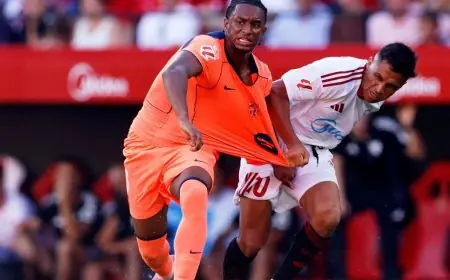 اكتشف كيف سعى نجوم برشلونة لتفسير الهزيمة المفاجئة أمام إشبيلية