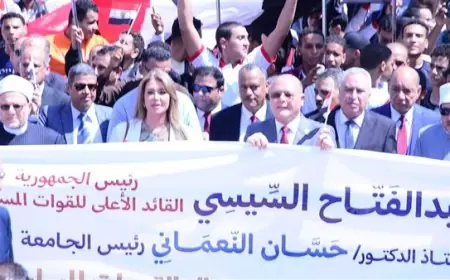 10 آلاف طالب يشاركون في مسيرة ضخمة بقيادة رئيس جامعة سوهاج للاحتفال بانتصارات أكتوبر