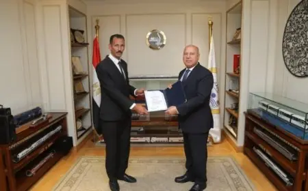 كامل الوزير يكرم سائق أتوبيس يعيد شنطة تحتوي على مليون جنيه لفتاتين أجنبيتين