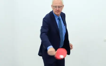 المدير التنفيذي لوكالة المخدرات الأوروبية ينضم لمباراة تنس الطاولة مع المتعافين لتعزيز التعافي