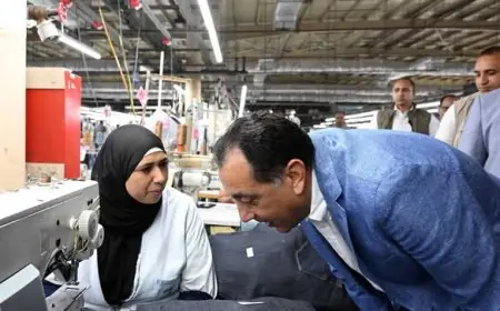 رئيس الوزراء يتفقد مصنع تي آند سي للملابس الجاهزة الذي يصدر إلى 55 دولة حول العالم